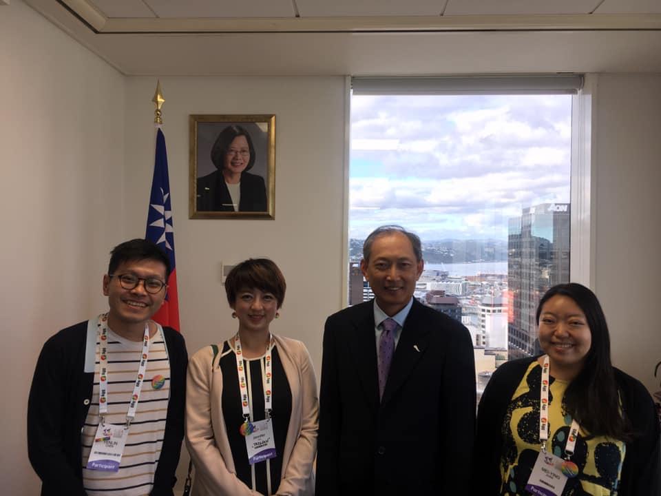 右至左: 「同志諮詢熱線」阮美贏專員、陳大使、「臺灣婚姻平權大平臺」呂欣潔總召、策劃人陳彥霖