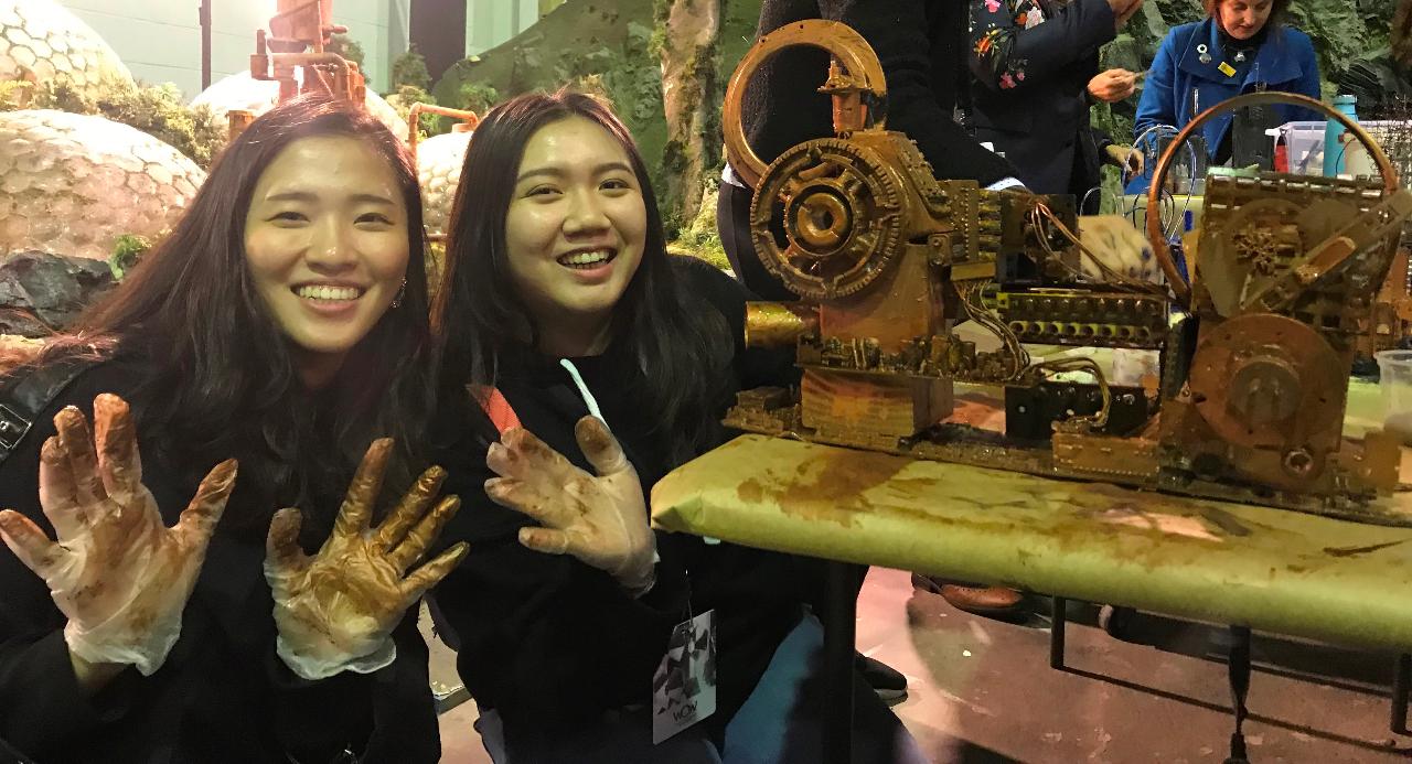 設計師們受邀參加主辦單位舉辦之「設計師日」活動，參觀以製作「魔戒」與「阿凡達」電影特效聞名的維塔工坊(Weta Workshop)，並親手試做造景模型。