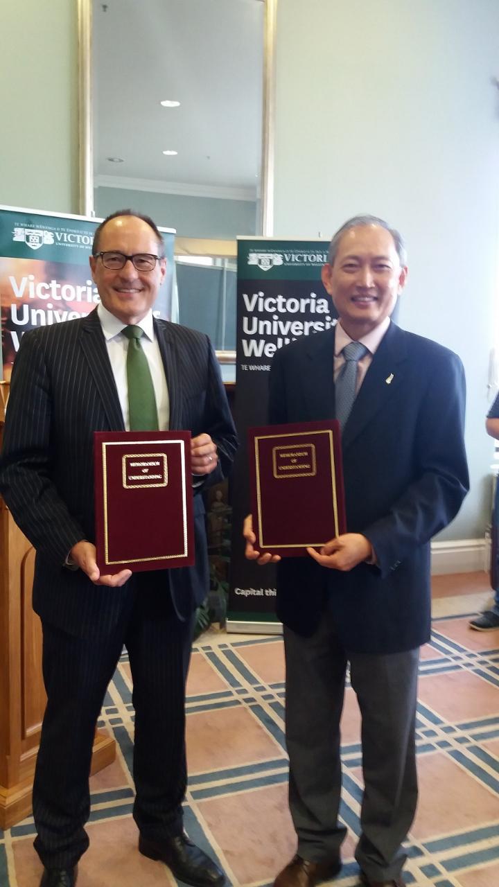 本處陳克明代表(右)與威靈頓維多利亞大學副校長Blair McRae合影