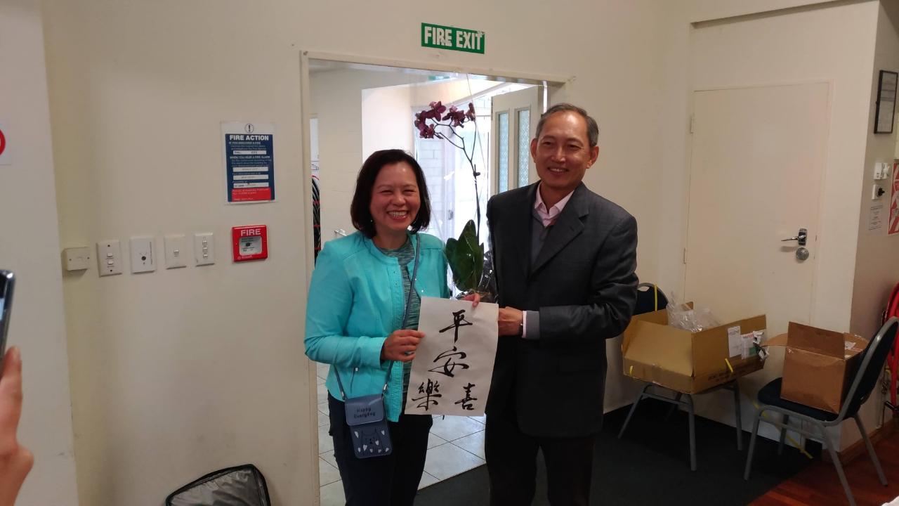 陳代表(右)頒發書法競賽獎品予獲獎之僑胞陳昭杏女士