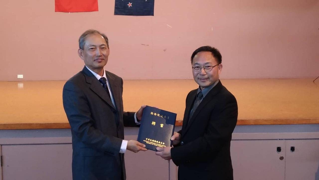 本處陳克明代表(左)頒發華興協會張建中會長「僑委會僑務促進委員」聘書