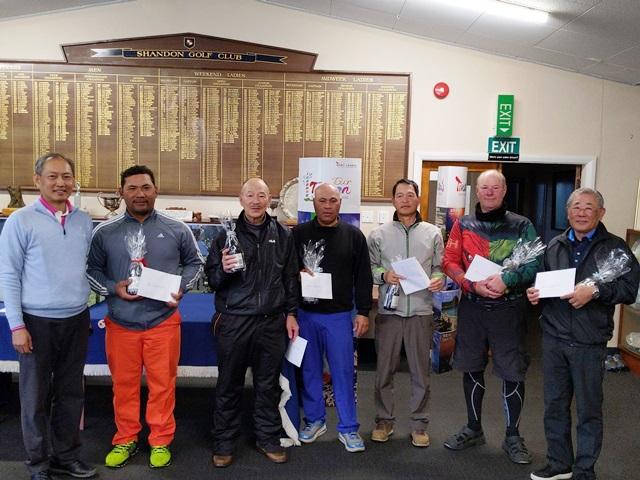 陳克明代表(左一)頒發6位男子組優勝選手獎品