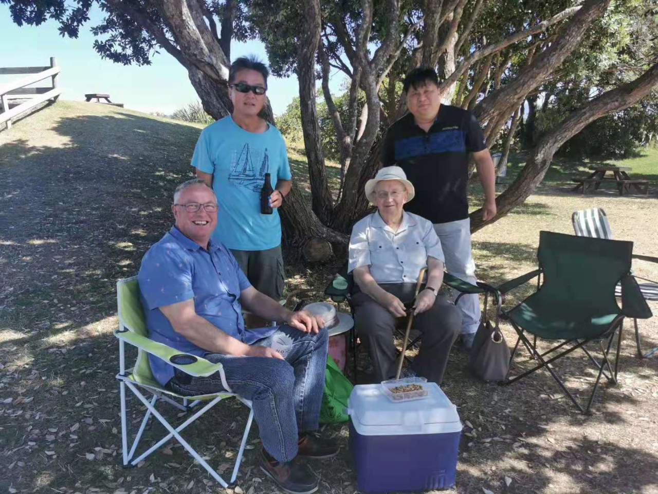 華光新任李仁皓會長（後排左）、現任楊俊傑會長（後排右）及會員眷屬合照