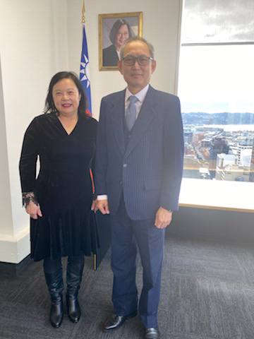 陳克明代表（右）與蕭蘭香會長（左）合影