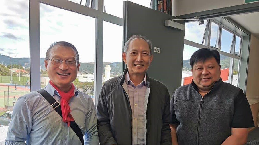 陳克明代表（中）與陳天福僑務顧問（左）、華光協會楊俊傑前會長（右）合照