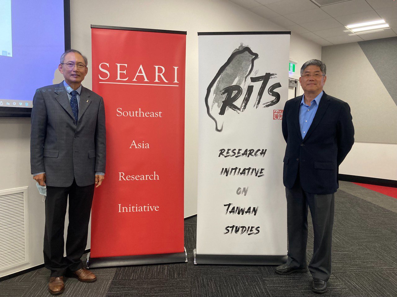 駐紐西蘭陳克明代表（左）與主辦的坎特伯里大學政治國際關係系系主任Alex Tan合影