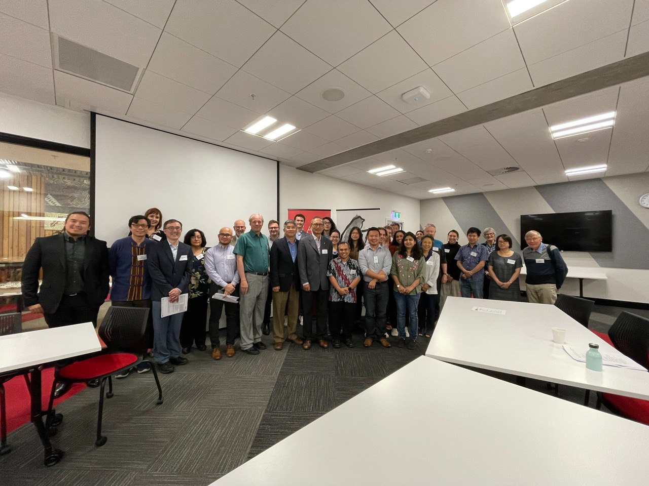 駐紐西蘭陳克明代表（中站立者）及坎特伯里大學（University of Canterbury）政治國際關係系系主任Alex Tan（前排左七）與台灣講座現場實體與會者合影