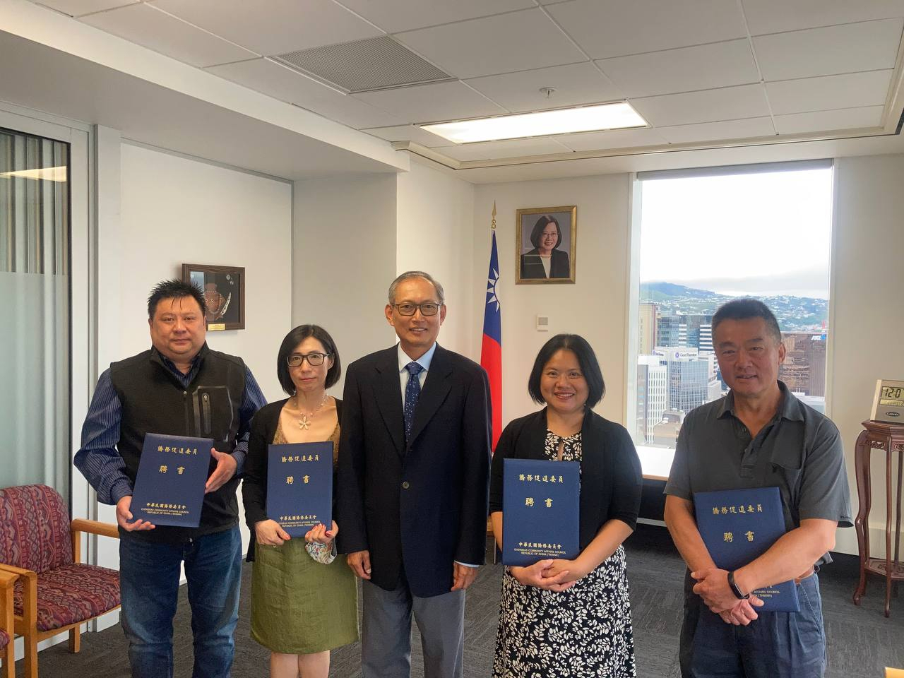 陳克明代表（右）另轉致僑務委員會謝函，感謝華光協會李會長仁皓（左）領導華光協會辦理110年國慶相關慶祝活動