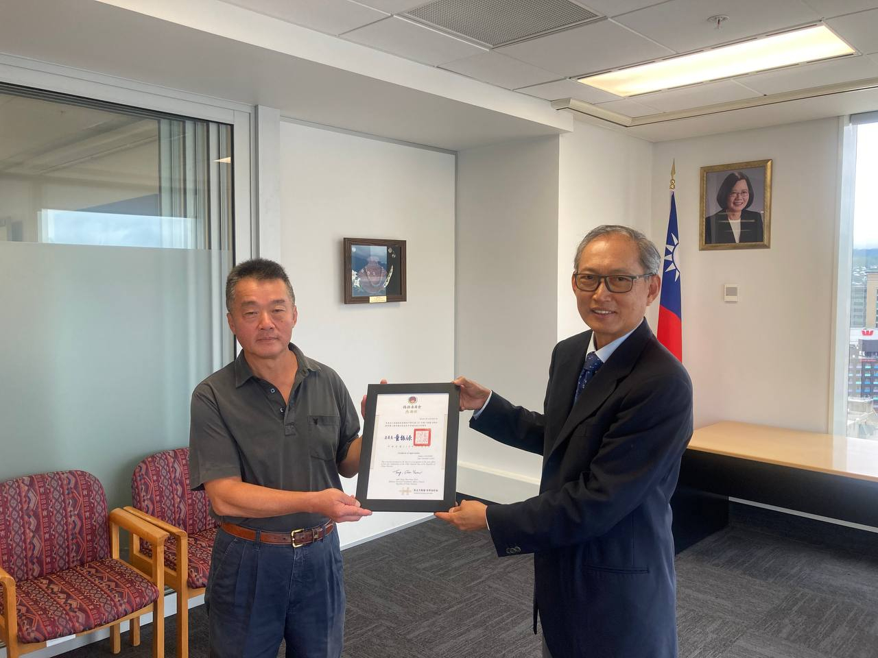 2月11日陳克明代表及4位新任僑務促進委員合影。左起楊僑務促進委員俊傑、黃僑務促進委員明潔、陳克明代表、吳僑務促進委員惠萍、李僑務促進委員仁皓（暨華光協會會長）