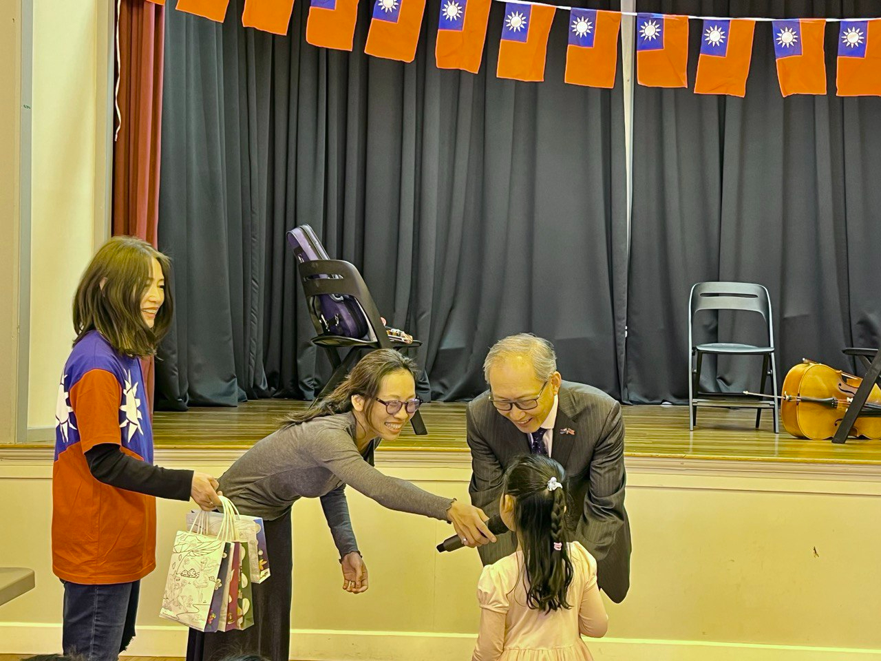 駐紐西蘭陳克明代表頒獎給參加表演活動的小朋友