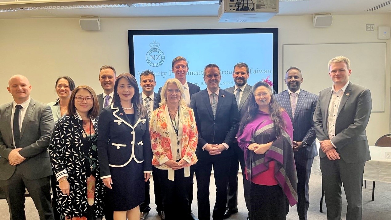 3月29日紐西蘭國會「跨黨派台灣友誼小組」成立活動兩位共同主席國家黨Simon O’Connor(右五)及執政勞工黨Ingrid Leary(前排左四)，與本處歐江安大使及出席議員合影