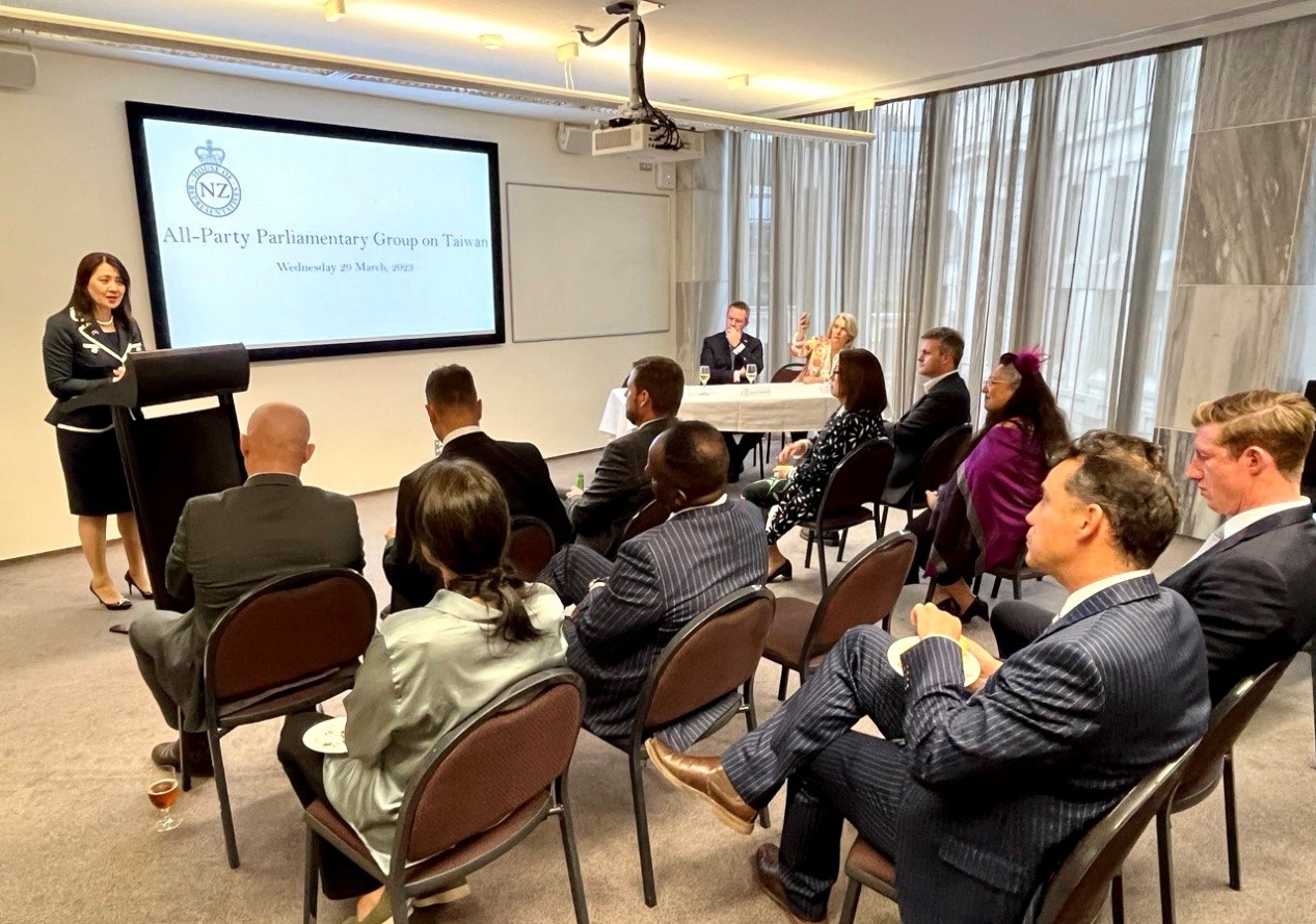 本處歐江安大使致詞感謝紐西蘭國會「跨黨派台灣友誼小組」兩位共同主席Simon O’Connor(前桌左方)及Ingrid Leary(前桌右方)，及所有到場國會議員支持台灣