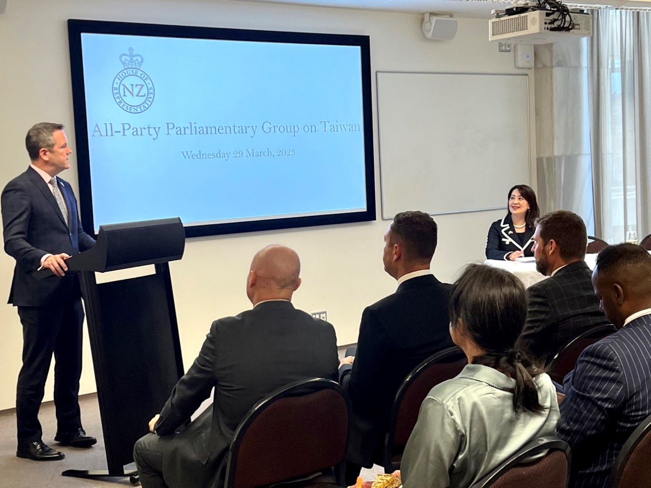 紐西蘭國會「跨黨派台灣友誼小組」主席Simon O’Connor議員(站立者)於3月29日成立活動致詞歡迎本處歐江安大使及到場國會議員
