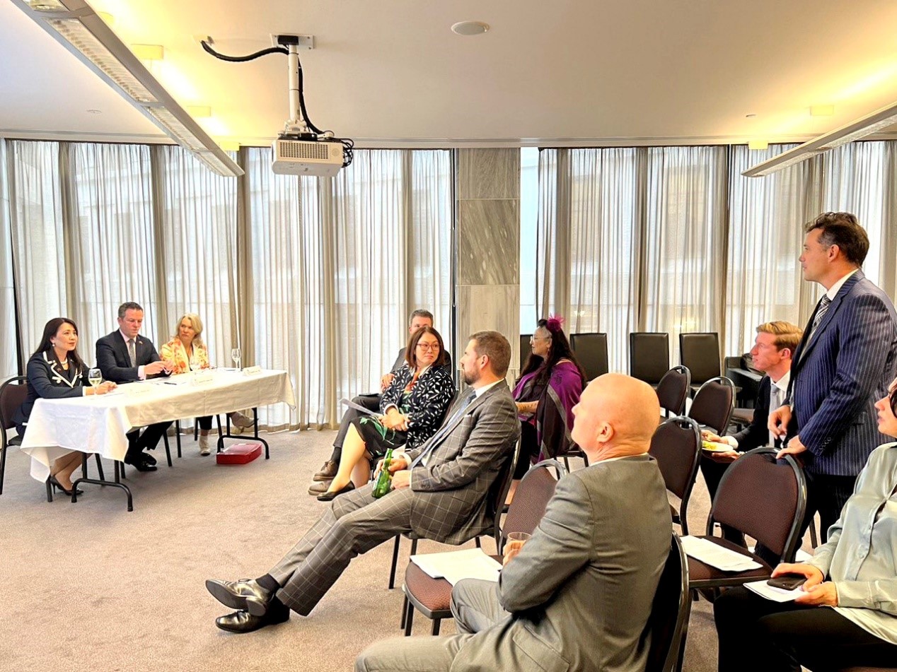 3月29日紐西蘭國會「跨黨派台灣友誼小組」成立活動出席議員Joseph Mooney (站立者) 請教歐大使有關台紐貿易問題