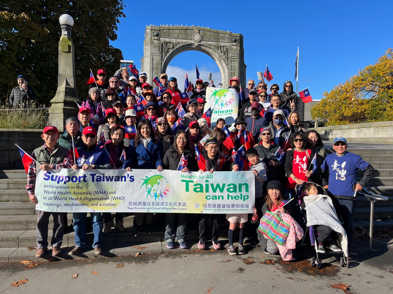 基督城僑界「台灣加入WHO健行」活動中合影。