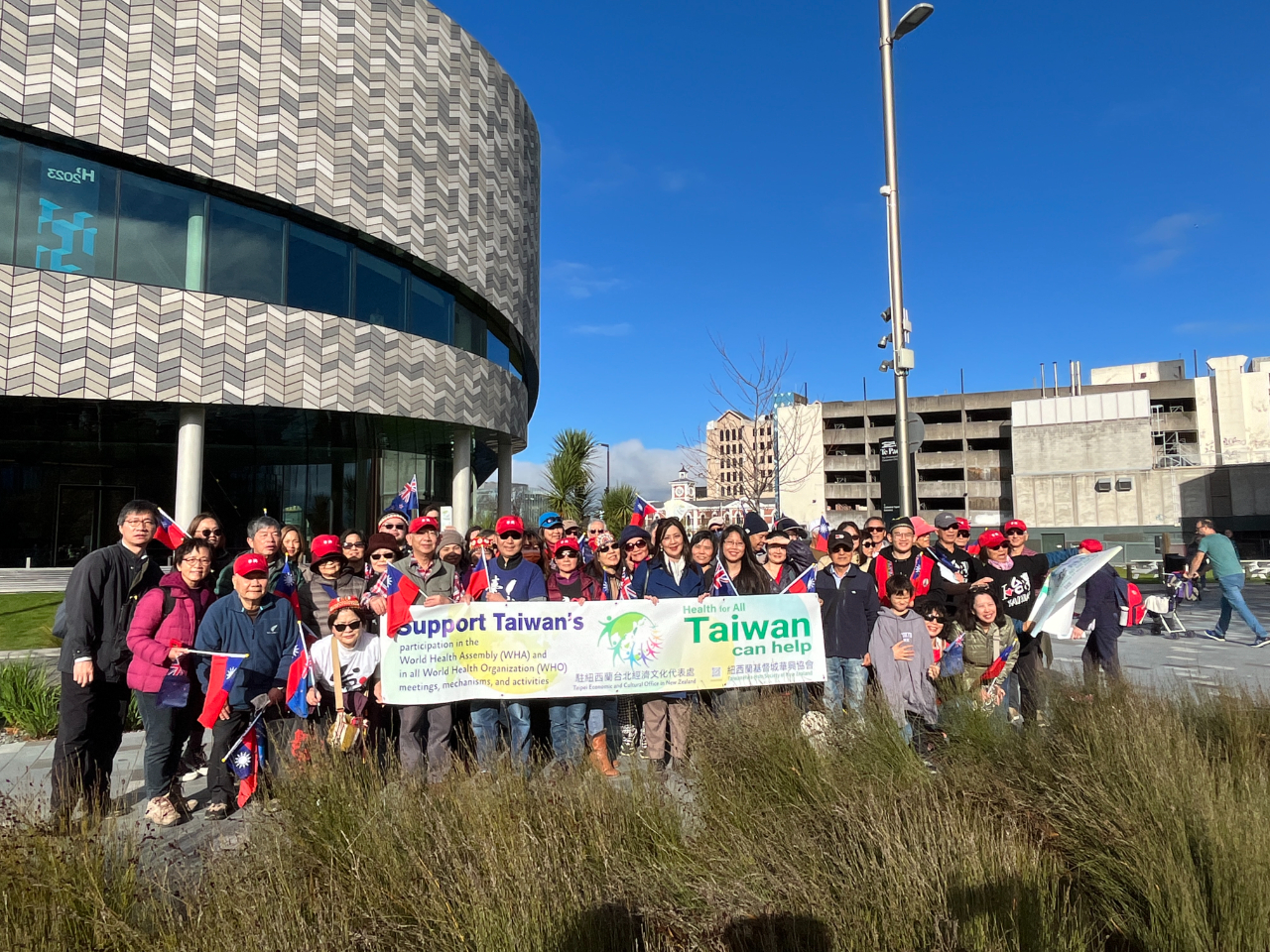 基督城僑界「台灣加入WHO健行」完成健走後合影。