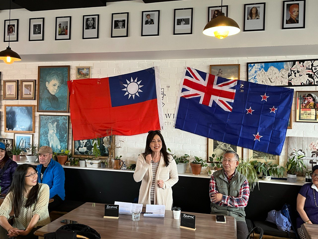 歐大使江安（中立者）於「台灣加入WHO健行」座談會上與僑胞對談，並感謝僑胞熱心支持WHO推案。