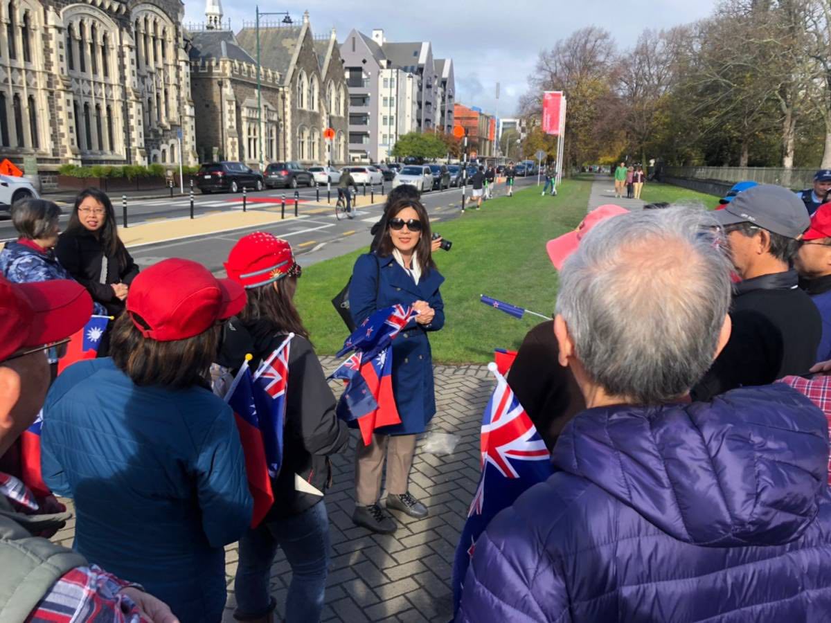 歐大使江安（中立者）於「台灣加入WHO健行」活動開始前向僑胞致意及精神喊話。