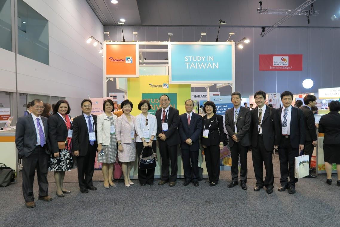 林政次思伶(左6)偕國際司楊司長敏玲(左4)至臺灣教育展示攤位與淡江大學張家宜校長(左5)、國立屏東科技大學戴昌賢校長(右6)、國立虎尾科技大學覺文郁校長(左3)等合影留念