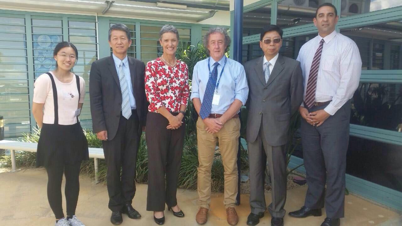 (圖左至右)
本年度教育部選派昆州華語教學助理國立台灣師範大學博士生溫亭羽、駐澳大利亞教育組畢祖安組長、卡藍威爾社區學院校長Lisa Starmer、卡藍威爾社區學院行政經理David Hepper、駐布里斯本辦事處賴維中處長、昆士蘭州政府教育訓練廳國際教育專員Justin Roberts
