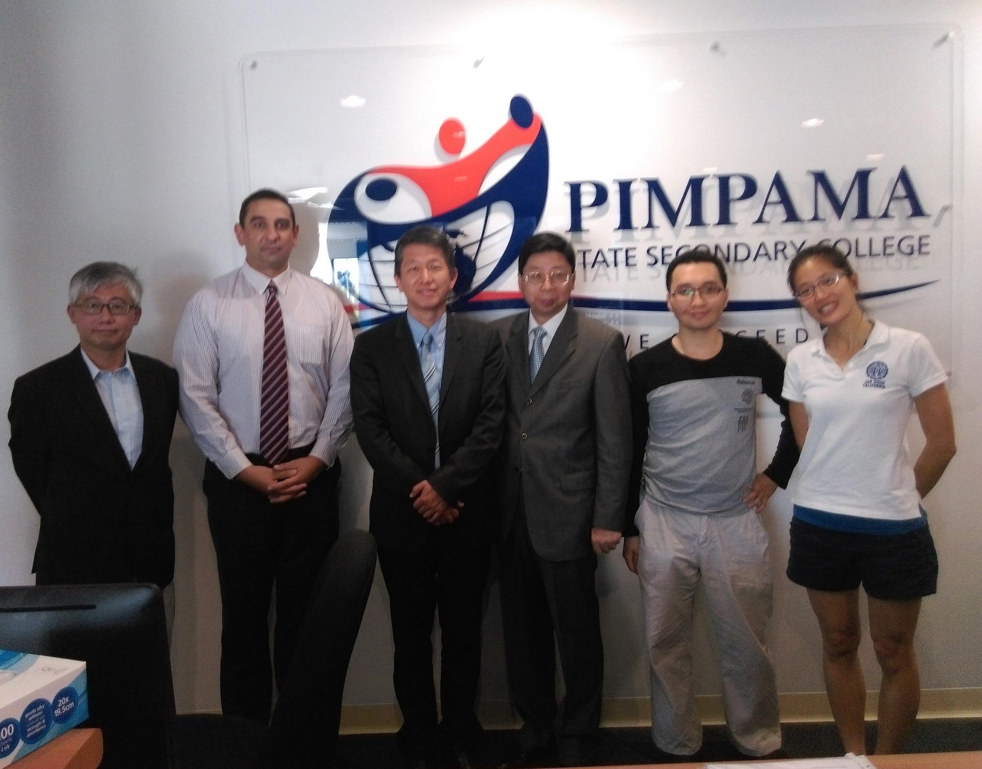 (圖左至右)
駐布里斯本辦事處簡宏昇組長、昆士蘭州政府教育暨訓練廳國際教育專員Justin Roberts、駐澳大利亞教育組畢祖安組長、駐布里斯本辦事處賴維中處長、本年度教育部選派昆州華語教學助理張孫越、皮姆帕瑪學院中文專任教師Chih-Ying Lin
