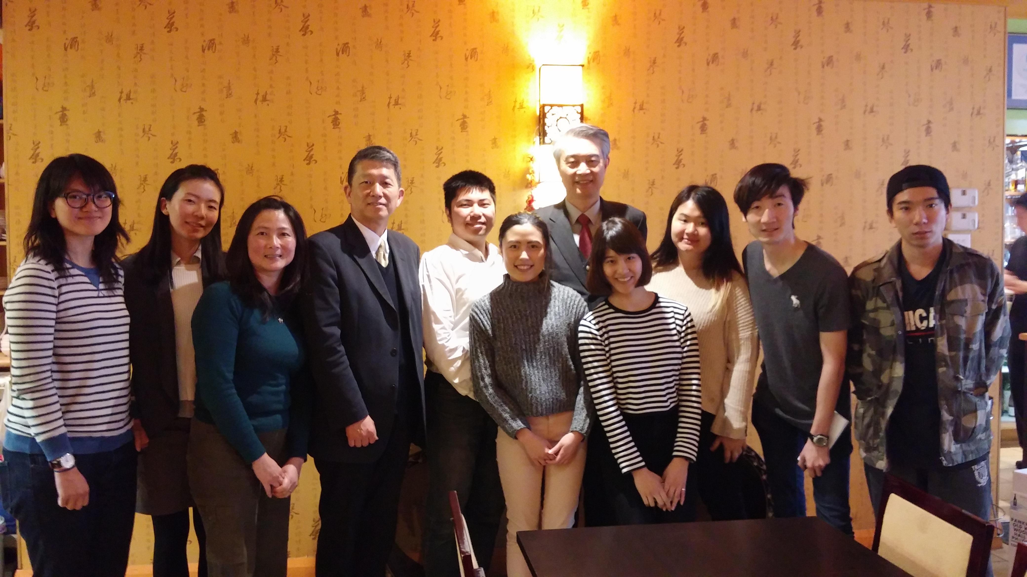 林公使維揚(右4後)偕教育組畢組長祖安(左4)及同仁與國慶酒會志工工作餐會，說明工作項目及應注意事項。