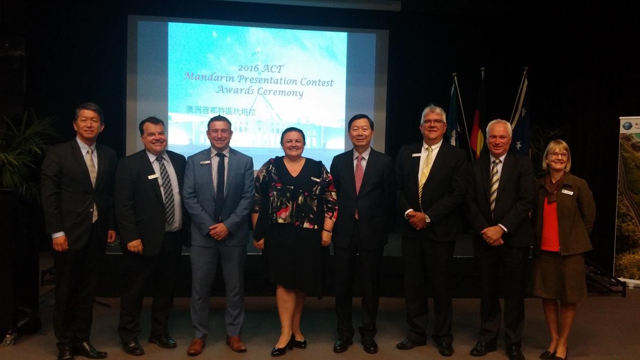 (左至右) 駐澳大利亞教育組畢祖安組長、Kingsford Smith School校長、首都特區教育廳學習與教學處處長Jason Borton、首都特區教育廳副文官長Deb Efthymiades、中華民國駐澳大利亞常代表、Canberra College校長George Palavestra、Canberra High School校長Phil Beecher、Mawson Primary School校長Amanda Andrews