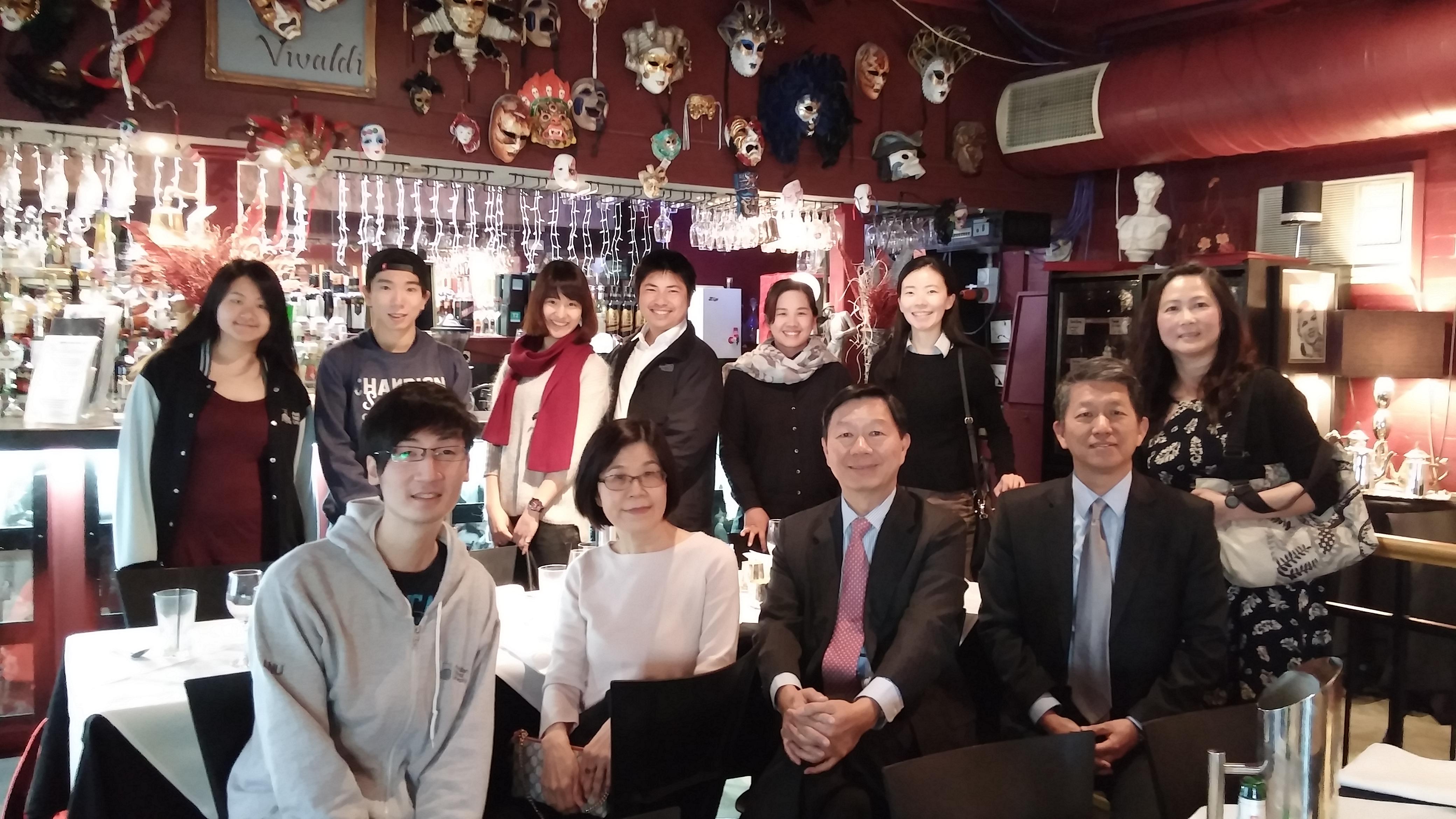 常大使夫婦(前右二、三)偕畢組長(前右一)及教育組同仁與國慶酒會志工同學餐敘。