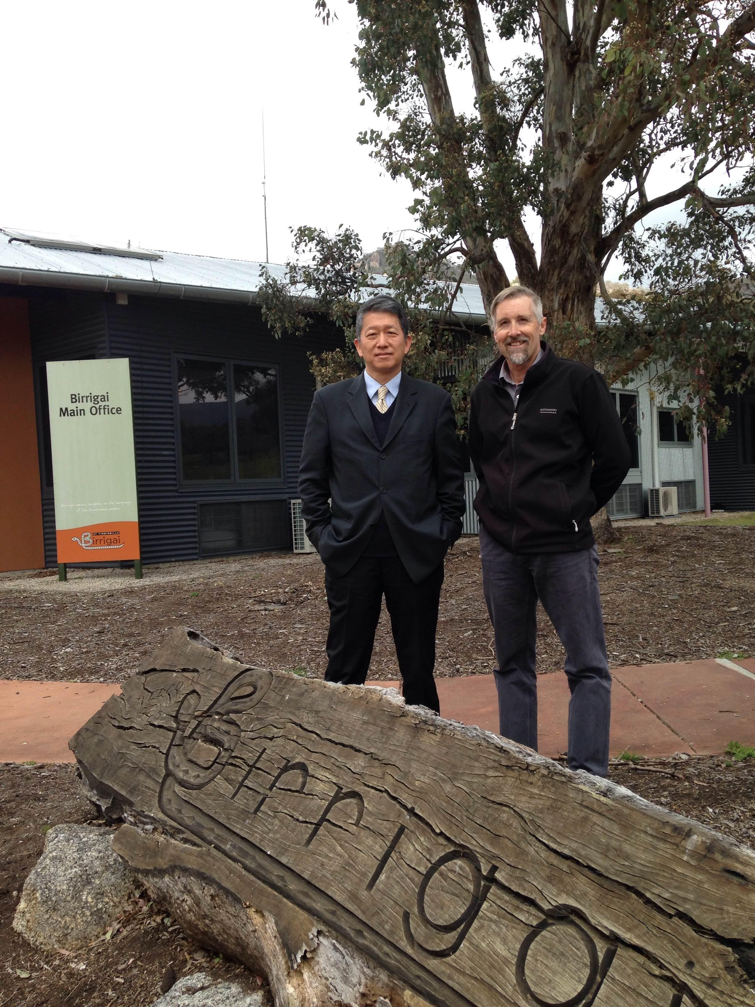 駐澳教育組畢祖安組長偕同仁10月20日特別專程拜訪比利蓋叢林學校(Barrigai Outdoor School)，校長Martin Hine親自接待，逐一介紹校區各項設施及活動場所，對該校透過戶外活動學習團隊合作精神及自主管理能力留下深刻印象