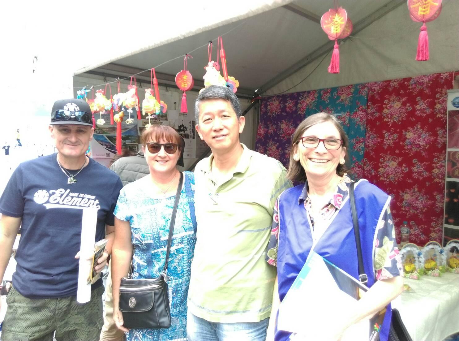 畢組長(右二)與前來駐處展示棚參觀的首都特區教育廳官員Véronique Canellas夫婦(左一、左二)及澳大利亞學漢語協會(ALMA)副會長Mandy Scott合影。