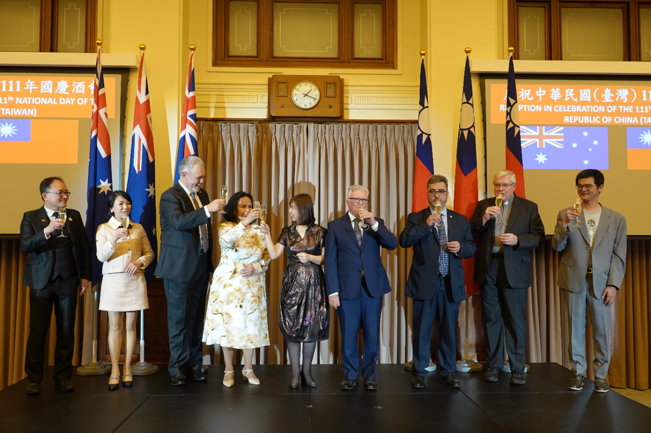 駐澳大利亞代表處陳慧蓁副代表與現場嘉賓祝酒慶賀