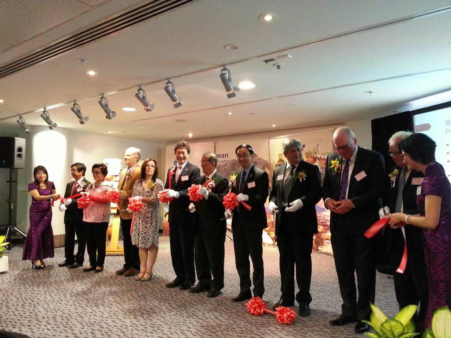 臺中-奧克蘭姊妹市20週年特展開幕式剪彩