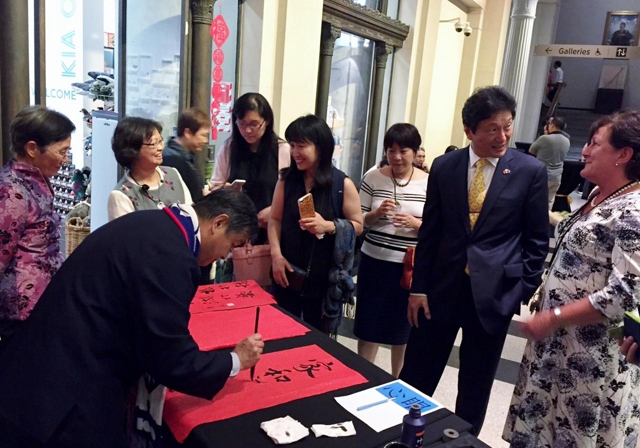 駐奧克蘭臺北經濟文化辦事處處長周中興應邀出席奧克蘭戰爭紀念博物館「華夏人與長白雲故鄉特展」