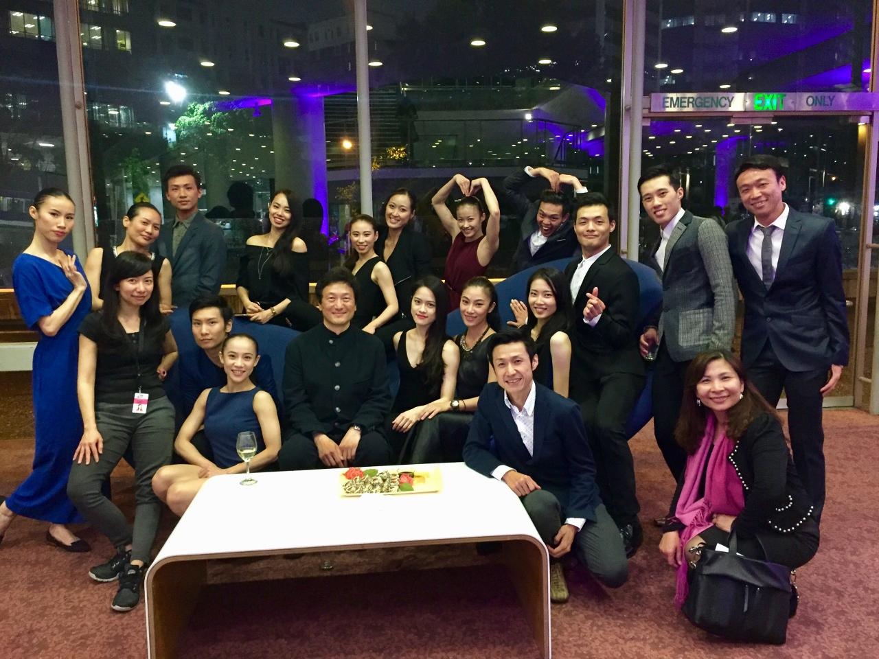 駐奧克蘭臺北經濟文化辦事處周中興處長與雲門舞者合影