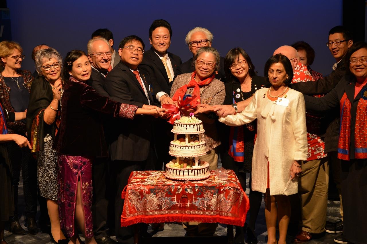 大奧克蘭扶輪社社長交接大會-周處長與與會貴賓共同切蛋糕，歡慶大奧克蘭扶輪社周年慶