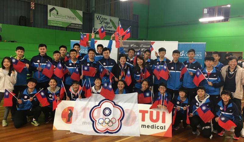 中華羽球青年代表隊參加紐西蘭懷卡托國際系列賽成績亮麗-漢彌頓地區中華陽光聯誼會會長楊琦光女士約集鄉親前往比賽會場加油助陣