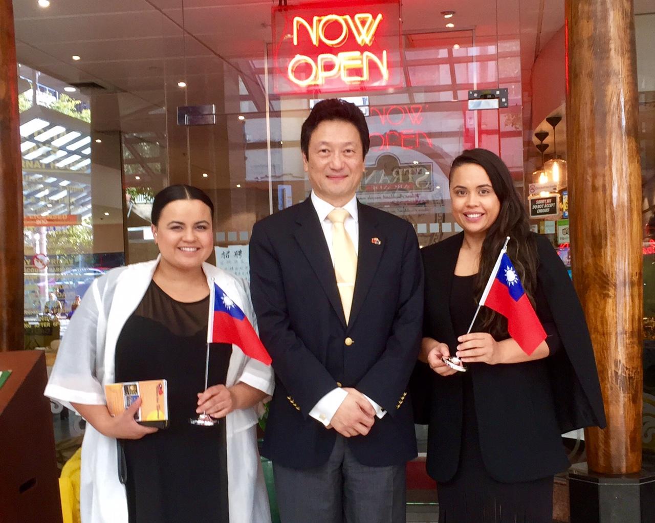 駐奧克蘭臺北經濟文化辦事處與紐西蘭著名電視節目Karena &amp; Kasey’s Kitchen Diplomacy主持人合影