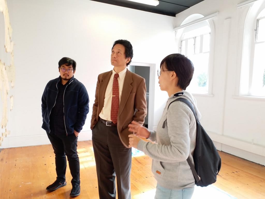 駐奧克蘭辦事處處長周中興參觀臺紐藝術家駐村計畫藝術家佘文瑛、郭柏俞及陳昱榮作品展