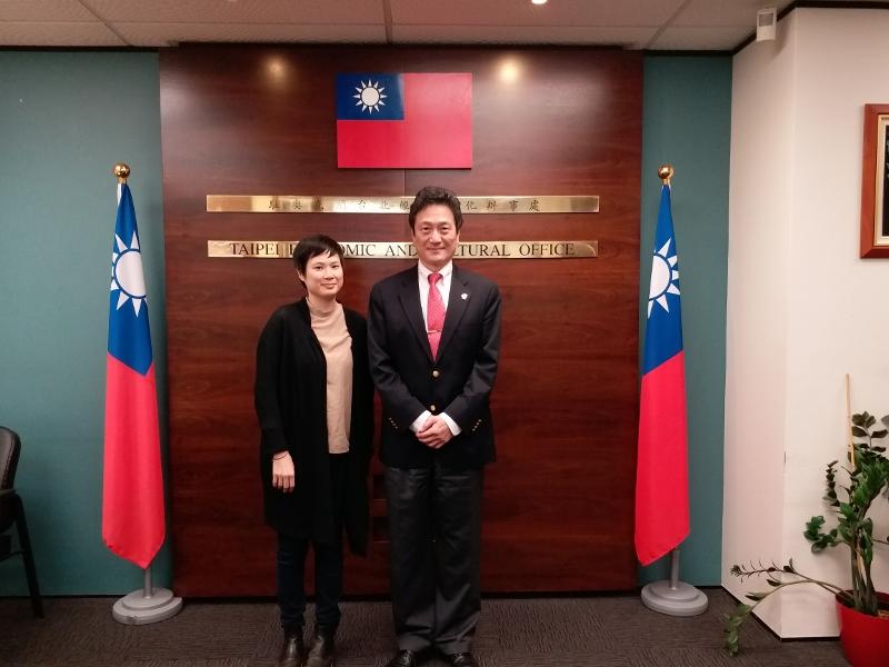 駐奧克蘭辦事處處長周中興參觀紐西蘭奧克蘭攝影展宣慰我參展攝影藝術家侯怡亭
