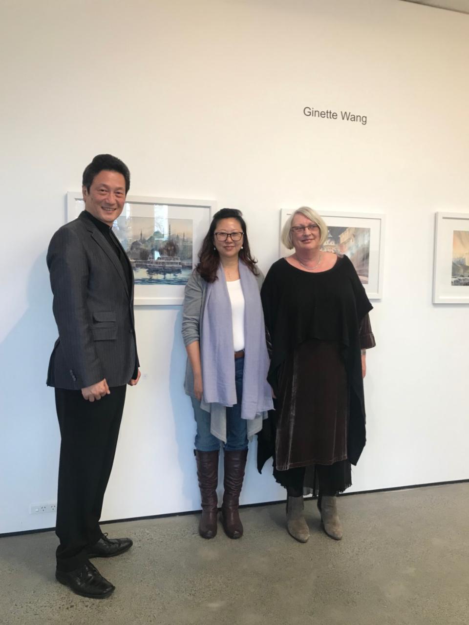 周中興處長(左立者)與藝術館經理Wendy Harsant (右立者)、畫家王宛儒(中立者)合影。