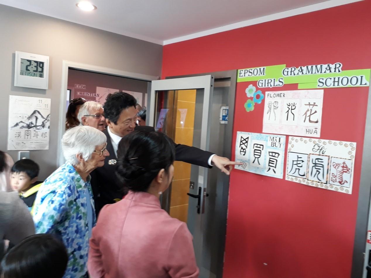 周處長中興與貴賓們參觀作品