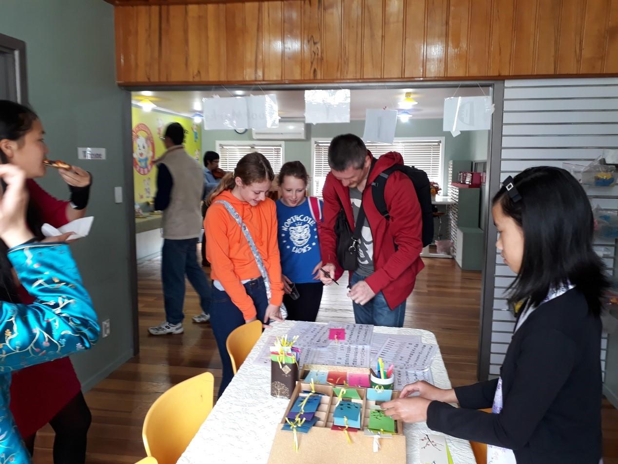 家長與學生動手做書卡