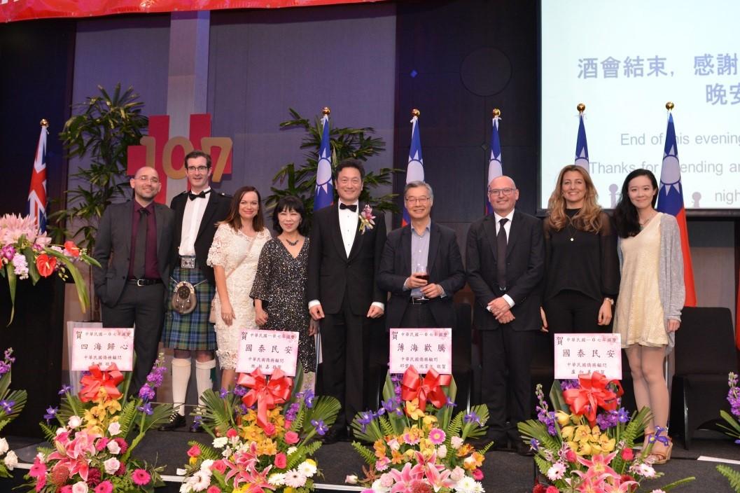 Dr.Chung-Hsing CHOU took a group photo with the team member of the 3D animation " Tana's adventures"  and the CEO of TNZS (Taiwan New Zealand Screen) Ms. Eva HU.