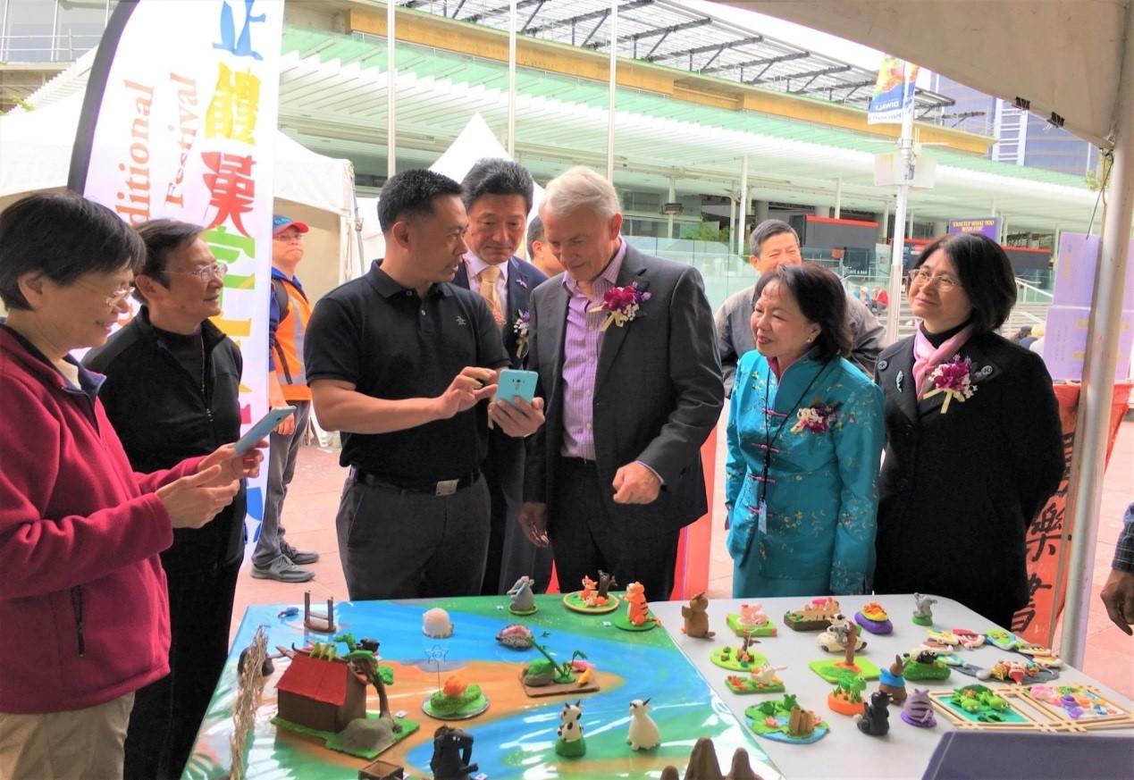 Director General of TECO in Auckland,Dr.Chung-Hsing CHOU, together with the Mayor of Auckland, Mr. Phil Goff visiting the stand.