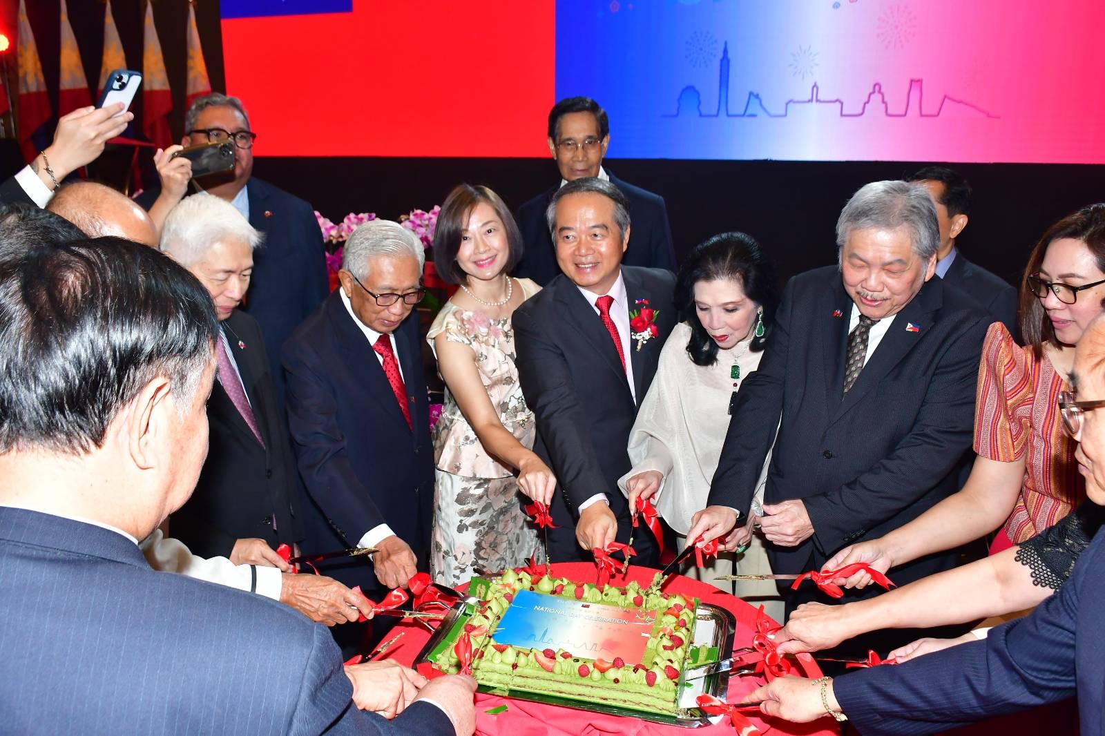 Cake-cutting Ceremony at the National Day Reception (2025.10.09)