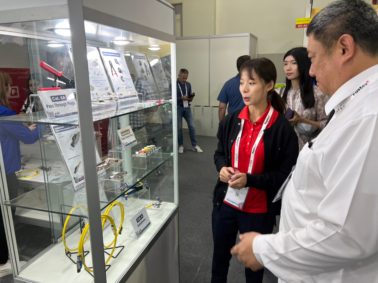 參展台商向張總領事(右一)介紹各式科技產品