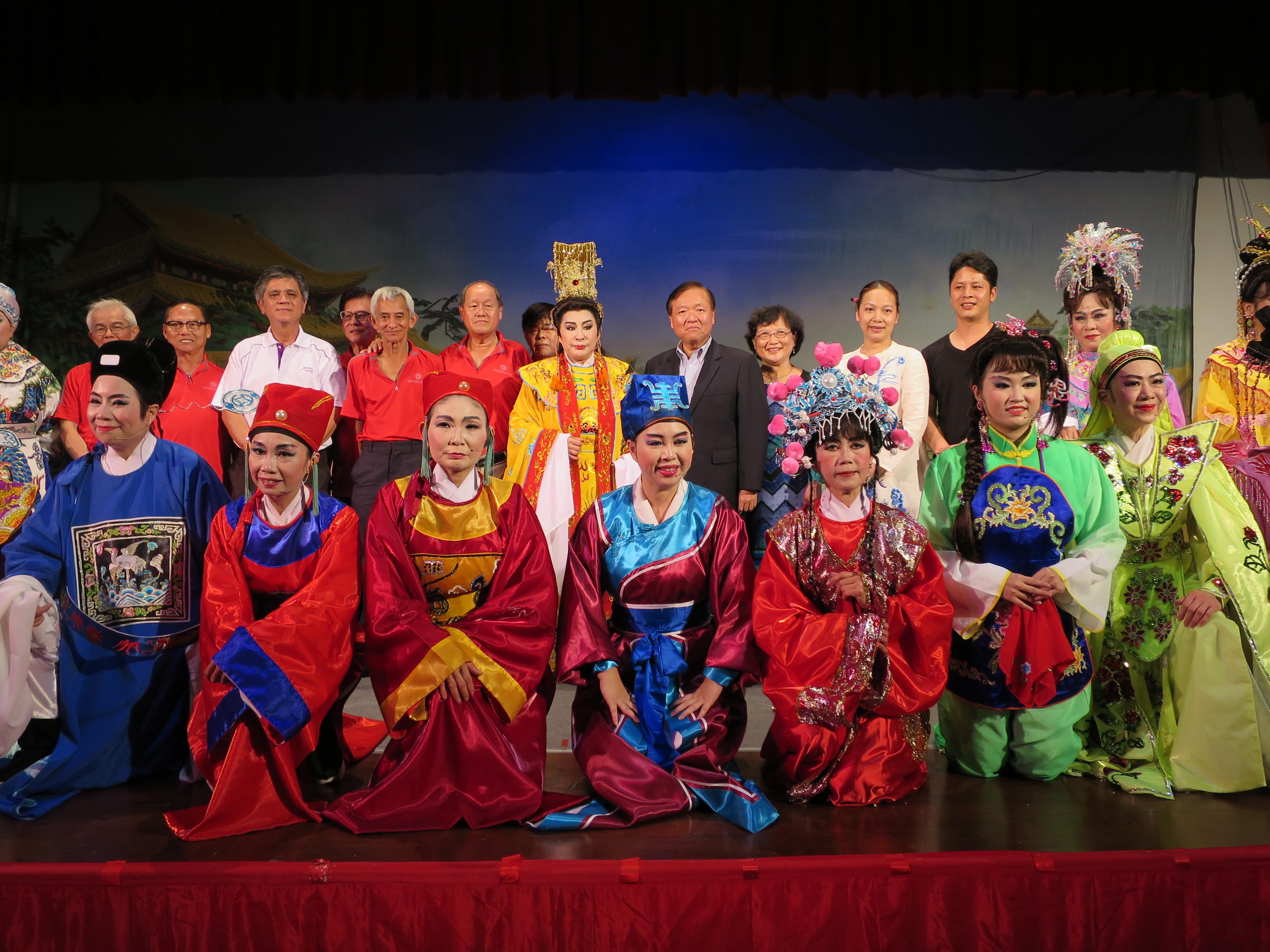 本處張大使大同夫婦（後排右五及右四）與該團洪團長秀玉（後排右六）、新加坡傳統藝術中心蔡碧霞藝術總監（後排右三）、全體演員及工作人員合影。