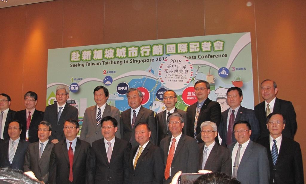 駐新加坡代表張大同（前排中）、台中市長林佳龍（前排左四）共同行銷台中美食。