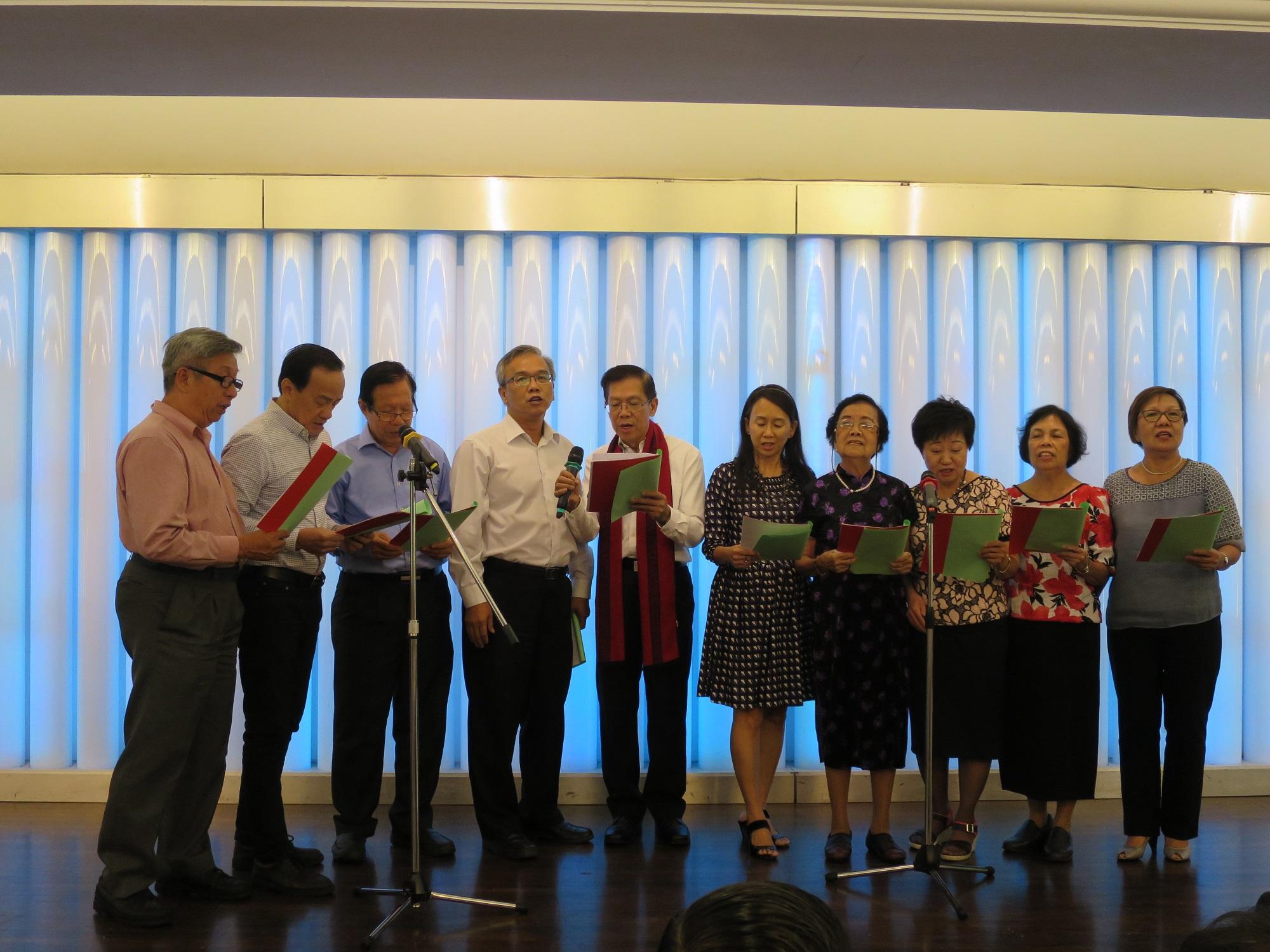 新加坡留台大專校友會本（105）5月21日舉辦成立第38週年會慶，新聲詩社社員朗誦詩歌，年齡最長的社員（右四）已高齡84歲。