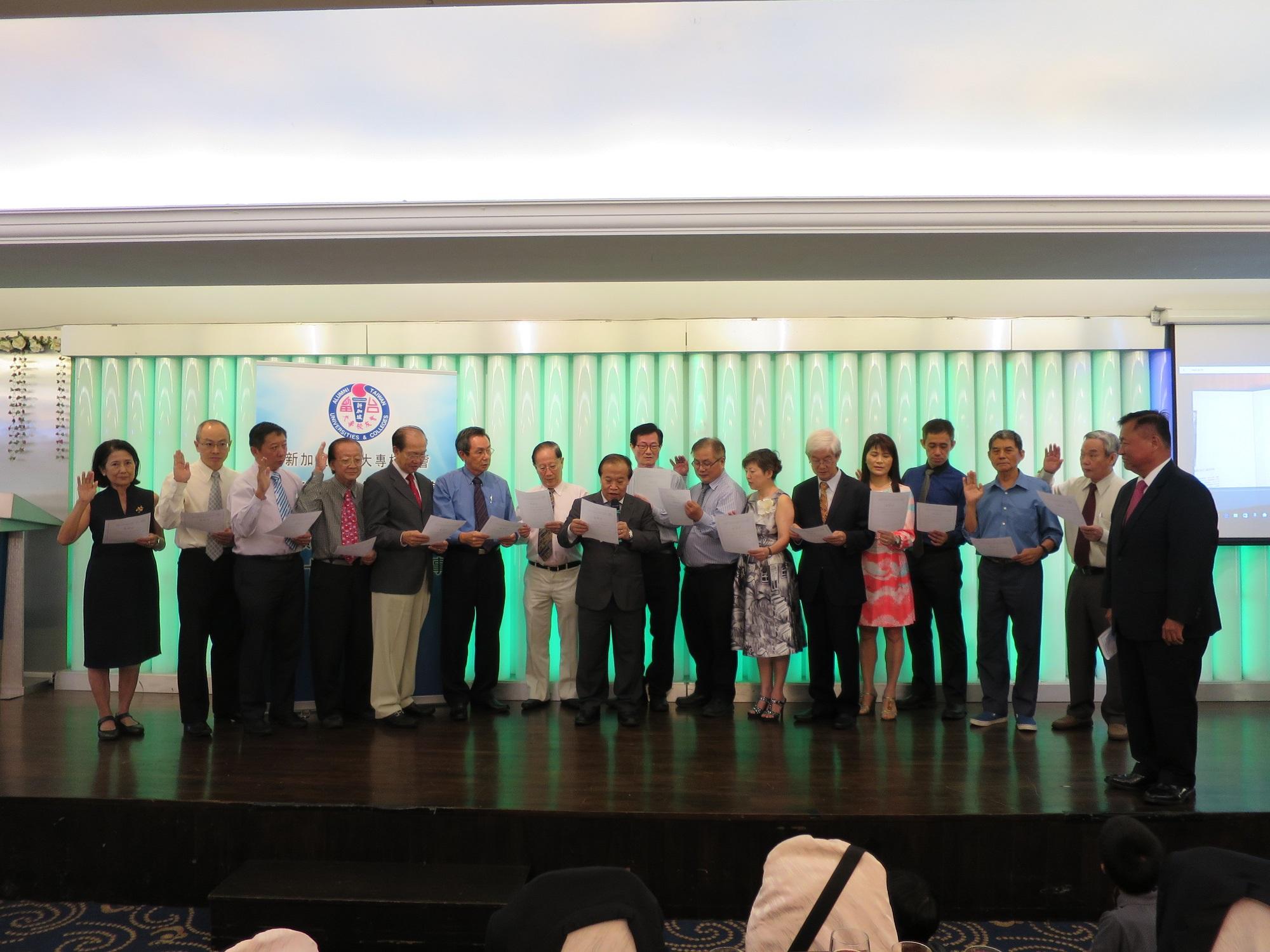 新加坡留台大專校友會第21屆新任理事宣誓就職，本處張大使大同（右一）監誓。